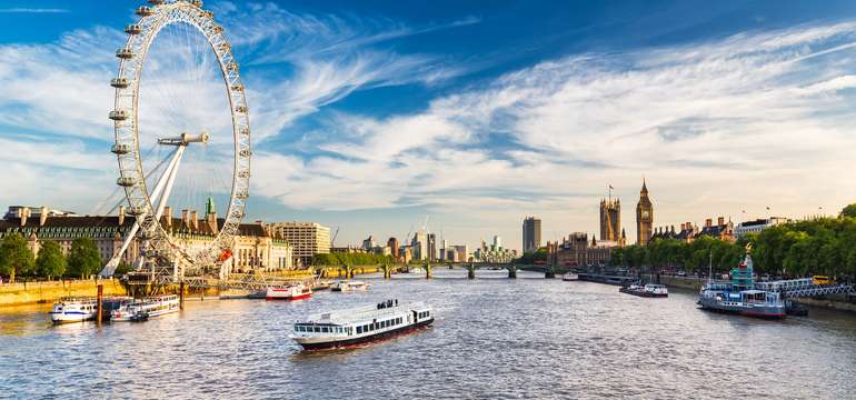 London Eye a nábrežie Temže s Westminsterským palácom v diaľke