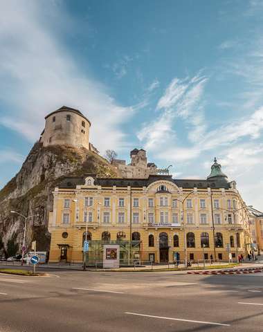 Hotel Elizabeth**** sa nachádza priamo pod Trenčianskym hradom
