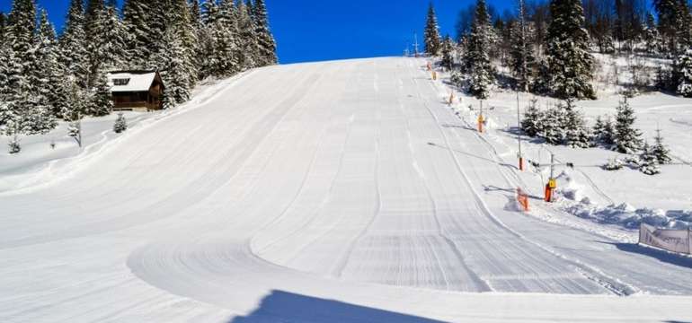 Zjazdovky v Ski Monkova dolina sú denne upravované ratrakom