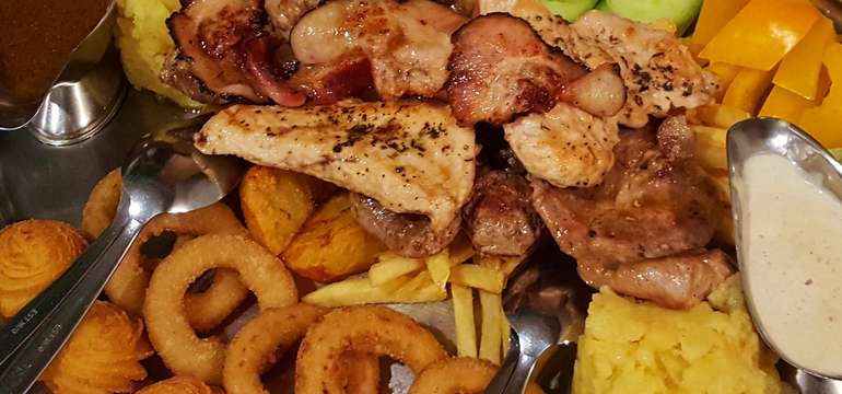 400 g grilované vepřové panenské svíčkové, vepřové krkovice, kuřecího steaku, anglické slaniny...