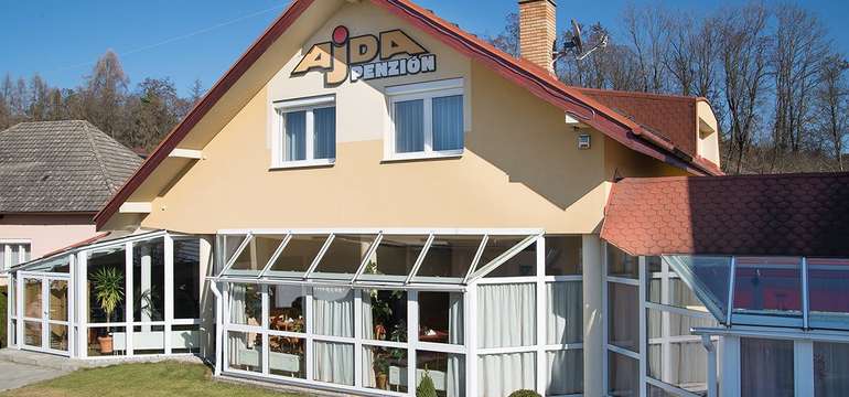 V priestoroch penziónu je záhrada s výbavou na grilovanie