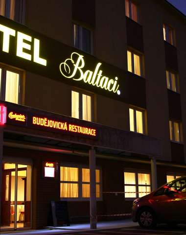 Hotel je situovaný 10 minút chôdze od centra mesta Zlín