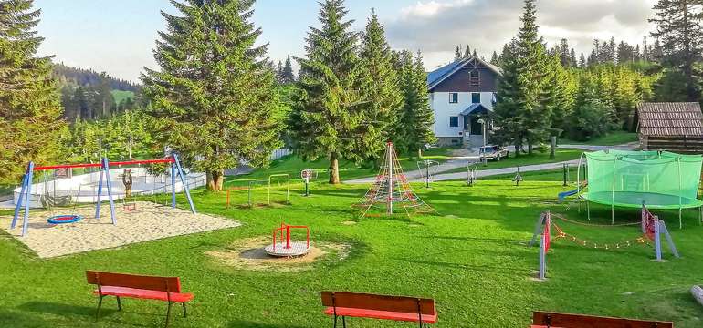 Vonkajšie športoviská, detský kútik a ihriská