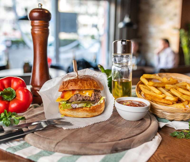 Hovädzí burger s hranolkami