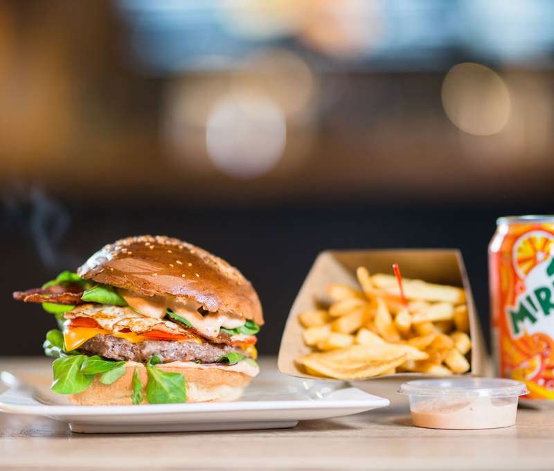 Stanica burger s hranolkami a Pepsi alebo Mirindou so sebou \"take away\"