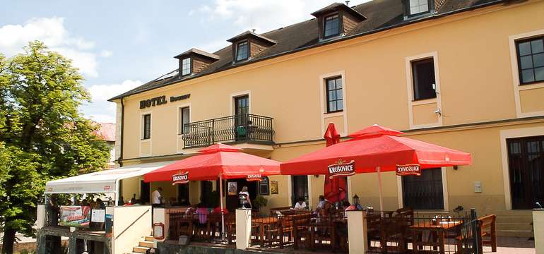 Hotel se nachází přímo v centru města v bezprostřední blízkosti hradu