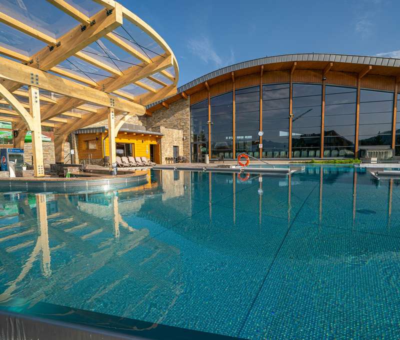 Známy aquapark Terma Bania leží len 7 km od horského hotela Rysy