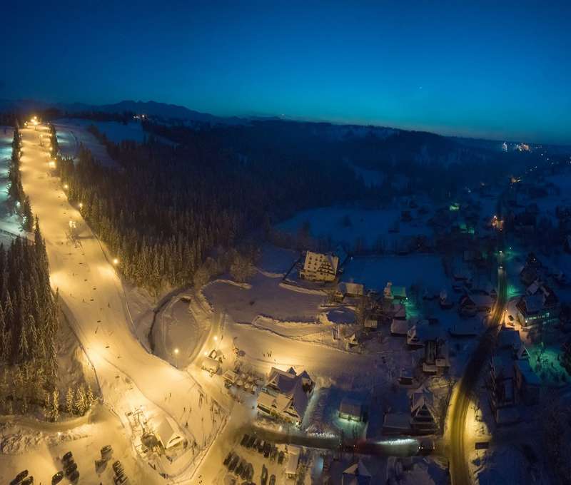 2 km od hotela Redyk*** je ďalšie lyžiarske centrum s lanovkou a 950 m svahom