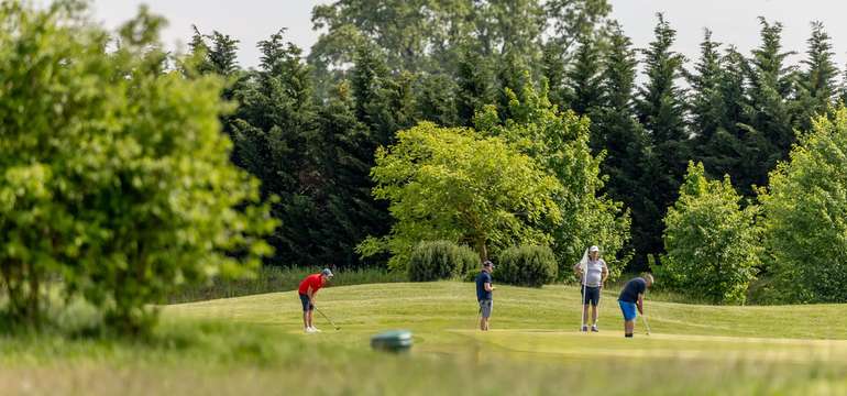 Víkendový golfový kurz v Golf Club Atex v Báči