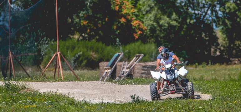 Štvorkolky s objemom motora 200 cm³, automatickou prevodovkou, jednoduché a záživné