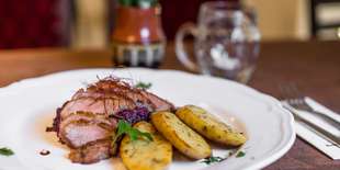 Šťavnaté plátky z kačacích pŕs s červenou kapustou a domácou zemiakovou knedľou  