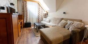 Obývacia izba apartmánu s balkónom