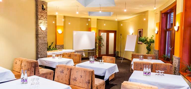 Okrem reštaurácie má hotel aj dva salóniky s kapacitou do 30 miest