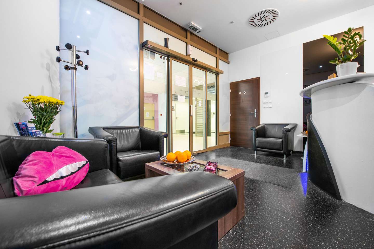 Vstupná zubná prehliadka alebo bielenie zubov + 15% zľava na ďalšie úkony v Black & Gold Dental Clinic