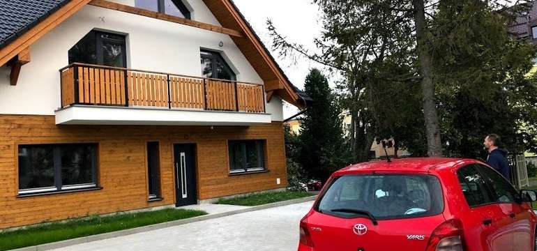 Vila Dedo*** se nachází v centrální části Tatranské Lomnice