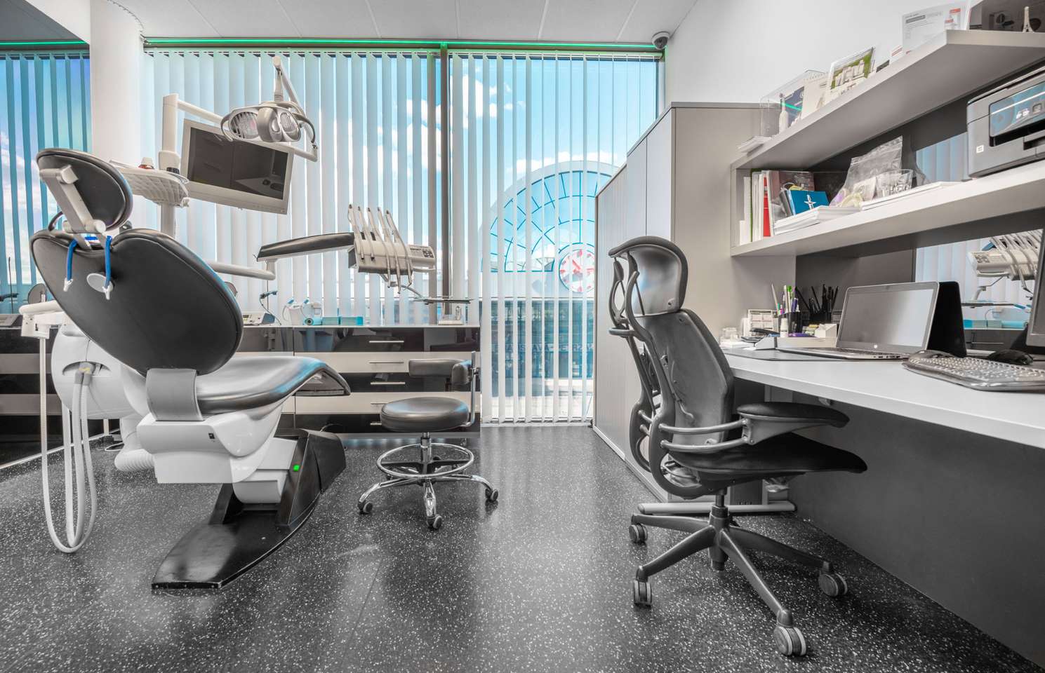 Vstupná zubná prehliadka alebo bielenie zubov + 15% zľava na ďalšie úkony v Black & Gold Dental Clinic