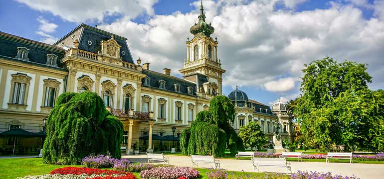 Mesto Keszthely sa nachádza 15 minút autom od Amira Boutique Hotela****