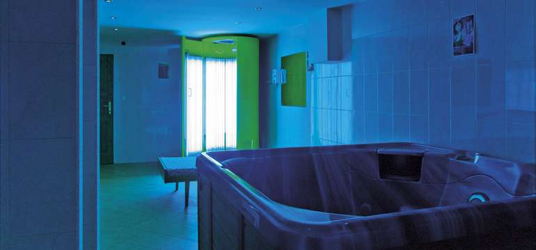 Jacuzzi, parná sauna a solárium sú dostupné za príplatok