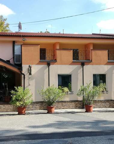 Hotel Elenka*** sa nachádza priamo pri Termálnom kúpalisku na pešej zóne