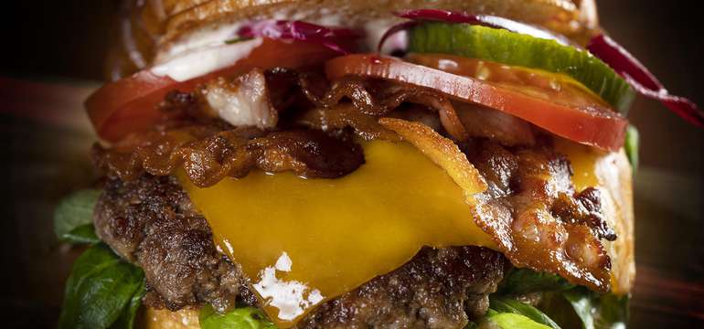 Cheese burger - šťavnatý burger so zapečeným cheddarom