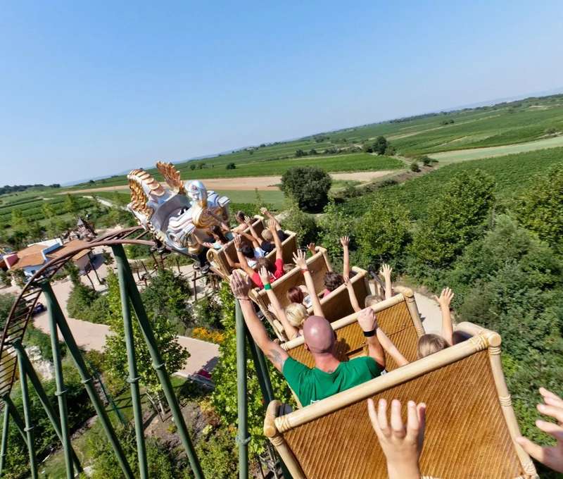 Návštevníci na horskej dráhe vo Familyparku s výhľadom na vinice