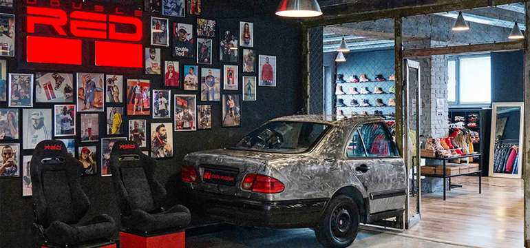 DOUBLE RED CARS MUSEUM: Najväčšie automobilové múzeum v strednej Európe!