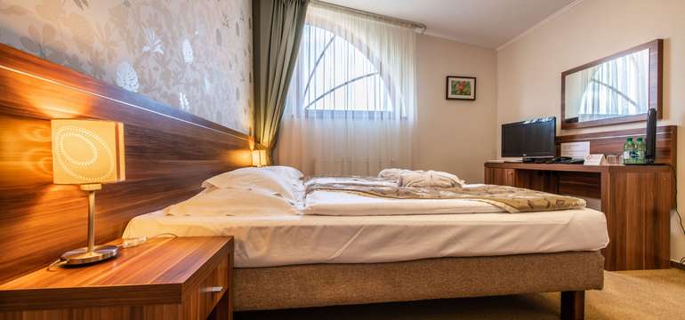  Všetky izby a apartmány sú elegantne zariadené v prírodných teplých farbách
