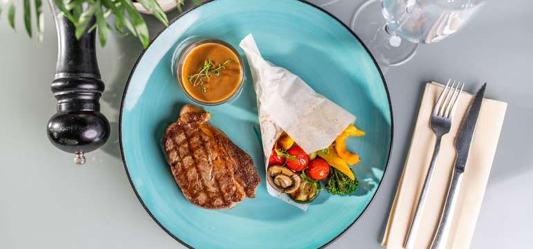 Grilovaný juhoamerický strip loin steak + grilovaná sezónna zelenina v papilotte 200 g
