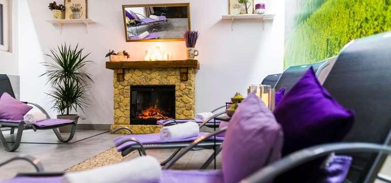 Voňavý wellness s vírivkou, saunami, slnečnou oddychovou zónou a krbom