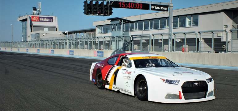Jazda na pravom V8 Nascar vozidle na okruhu Slovakia Ring