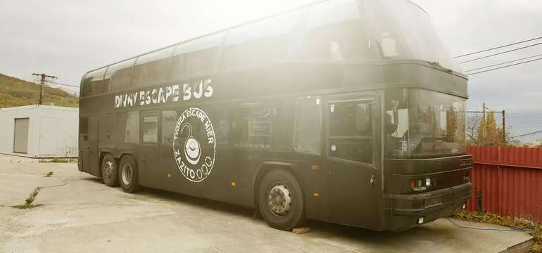 Hra sa odohráva v reálnom autobuse so všetkým, čo k nemu patrí