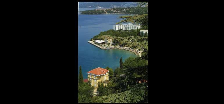 Komplex budov hotela Adriatic** leží do 50 m od pláže
