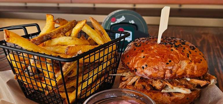 Poctivý hovädzí burger s poriadnou porciou príloh