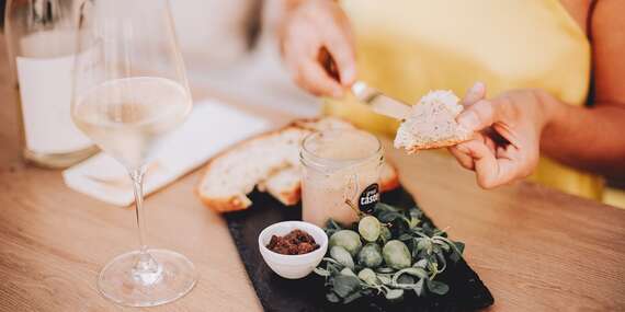 Honosné apartmány v srdci malebnej Banskej Štiavnice s dobovými freskami a dizajnovým nábytkom/Banská Štiavnica