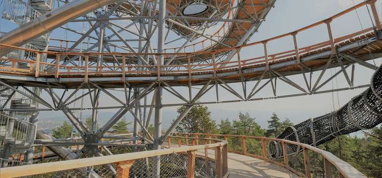 Z vyhliadky sa Vám naskytne pôsobivý výhľad na okolitú krajinu