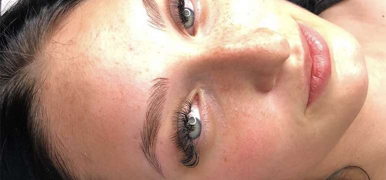 Dokonalé obočie s technikou Combré alebo microblading