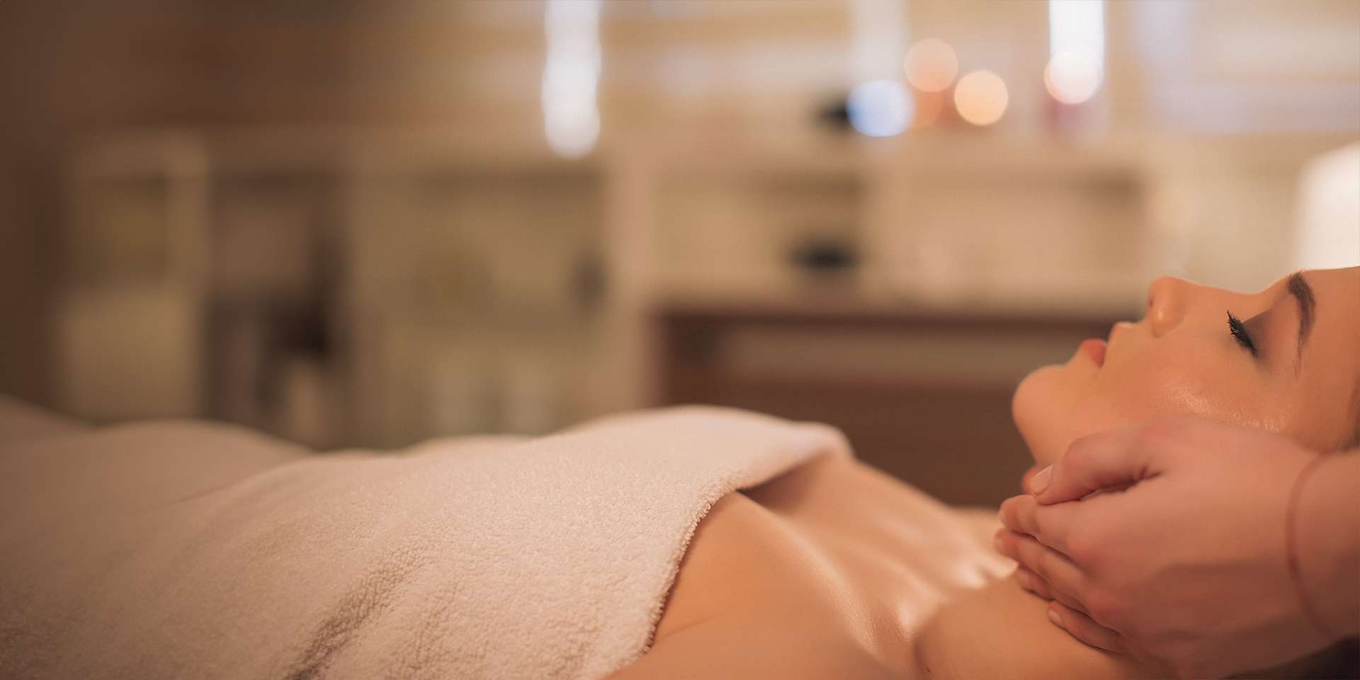 Reflexná masáž, masáž lávovými kameňmi a madoretarapia v rehabilitačnom zariadení RehaBell