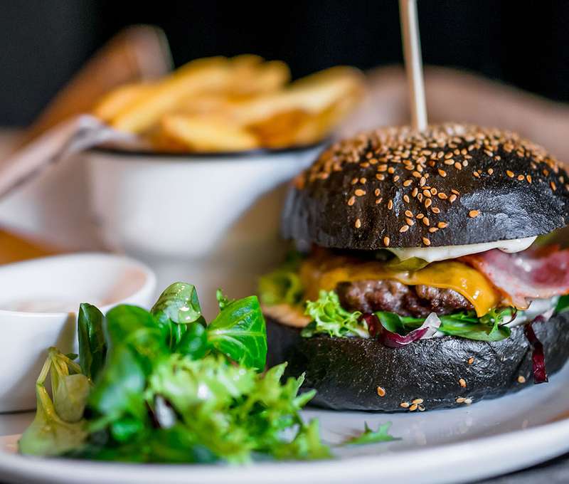 Hovädzí burger s cheddarom a hranolčekmi 