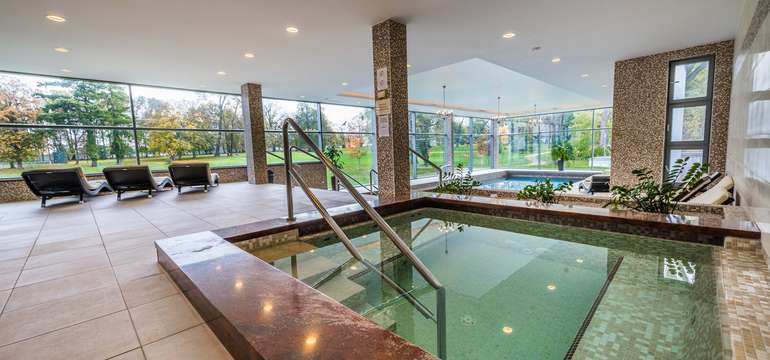 Jacuzzi s horkou vodou a perličkovou masáží má blahodárný účinek na tělo i mysl