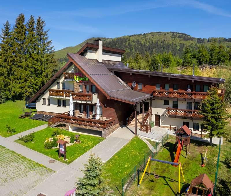Villa Gloria sa nachádza v pokojnej časti centra Donovál v bezprostrednej blízkosti svahov 
