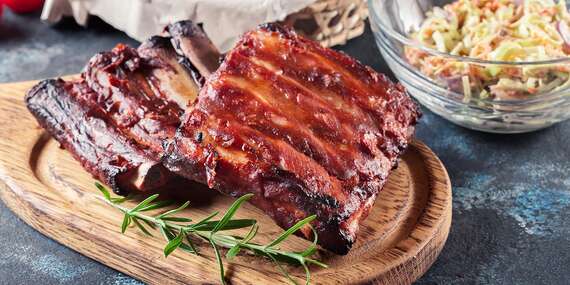 Grilované BBQ bravčové rebierka alebo veľká mäsová misa až pre 8 osôb v hoteli Divoká Voda v Čunove/Bratislava – Čunovo