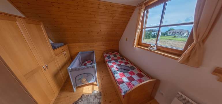 Drevenička ponúka ubytovanie pre 8 ľudí v troch samostatných izbách