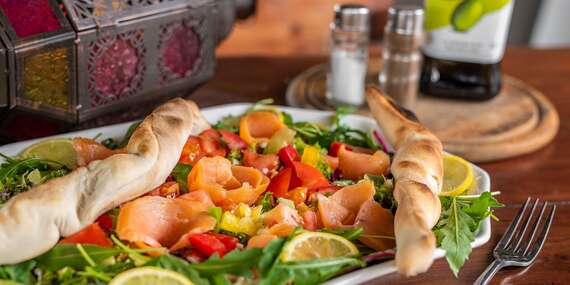 Zeleninový šalát s údeným lososom, olivovým olejom a bagetkou v reštaurácii Oáza pri Draždiaku/Bratislava - Petržalka - Draždiak