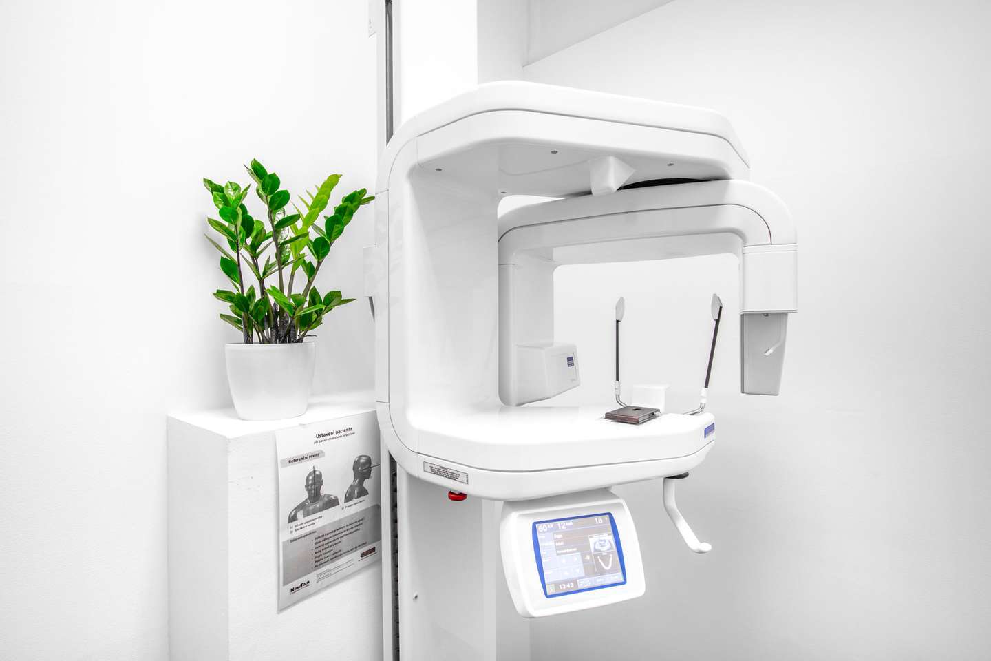 Vstupná zubná prehliadka alebo bielenie zubov + 15% zľava na ďalšie úkony v Black & Gold Dental Clinic