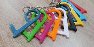 Ochranná kľúčenka je dostupná v rôznych farbách - majte ju vždy poruke