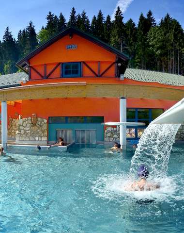 Súčasťou AQUA-VITAL Parku je vonkajší rekreačný bazén s teplotou vody 28 - 33 ° C