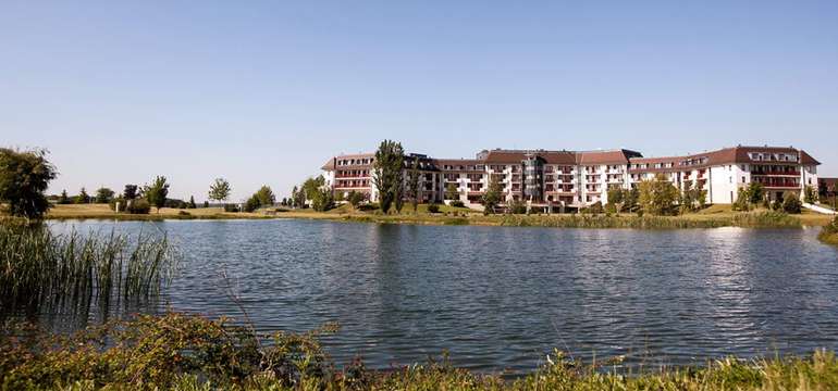 Greenfield Hotel Golf & Spa**** sa nachádza priamo v centre termálneho regiónu