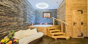 Suchá sauna, bylinná parní sauna, vířivka, ledový kout, odpočinková zóna, mýdlová sprcha