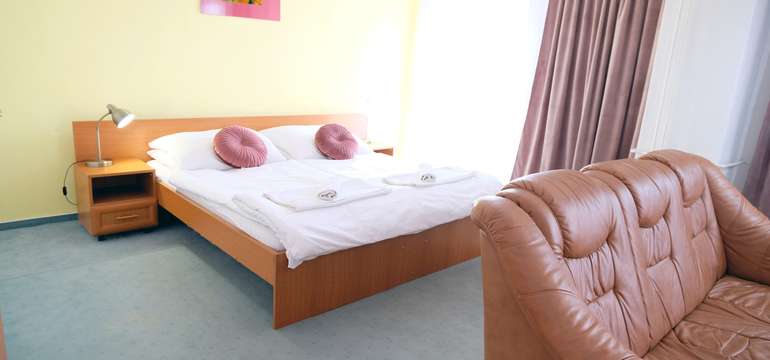 Apartmán s obývacou časťou a veľkou vaňou