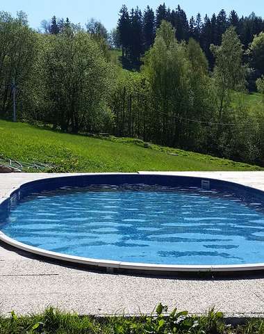 V horkých letních dnech jistě dobře padne zchladit se ve venkovním bazénu.
